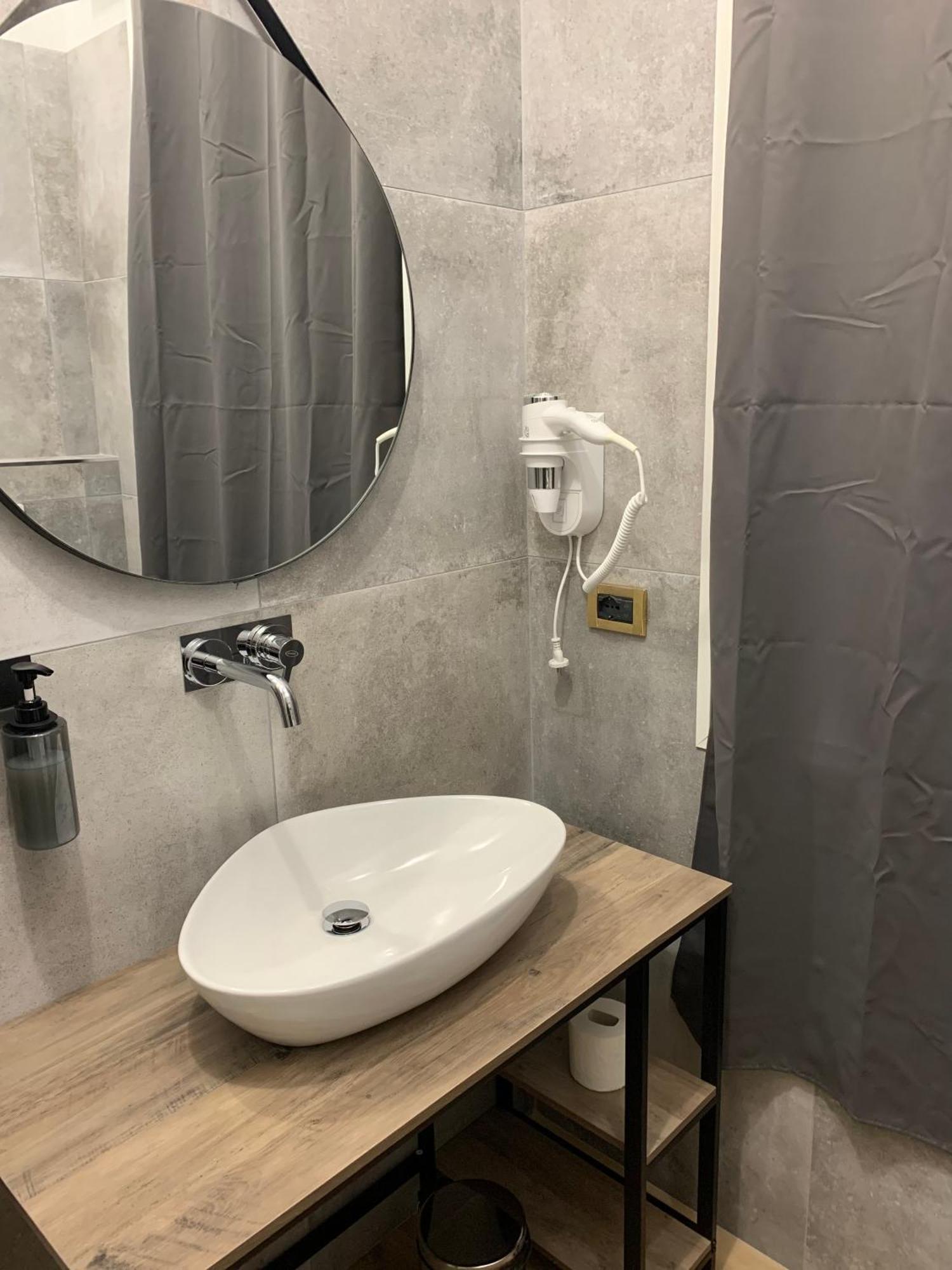 Camera Matrimoniale con Balcone e Bagno Privato Esterno